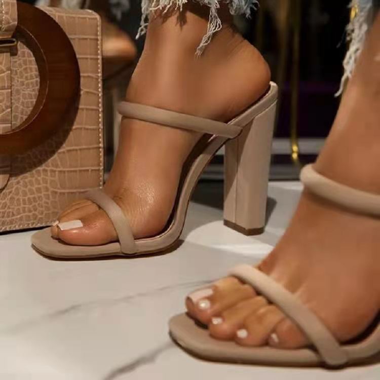 Damen nan elegante Schlüpf-Sandalette mit eckiger Zehenpartie schlanken Riemen und stabilem Blockabsatz EB