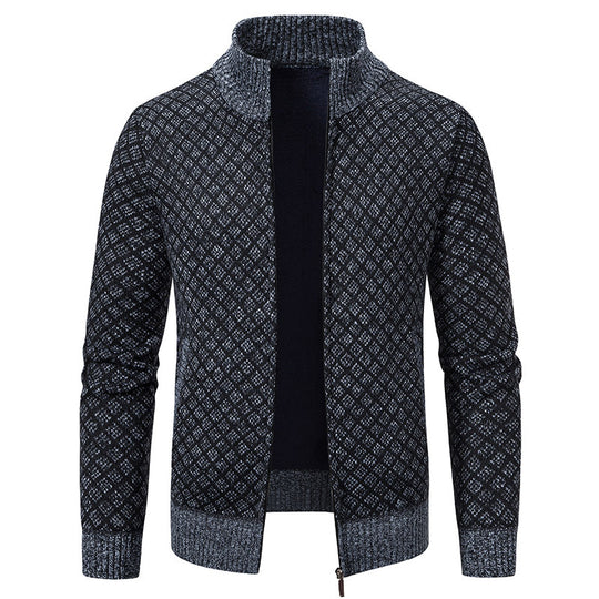 Herren Strickjacke mit modernem Zopfmuster und hohem Kragen EB