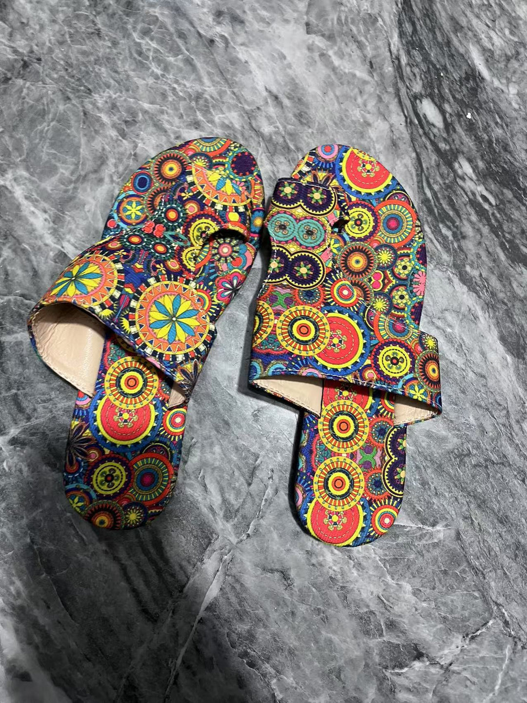 Damen stilvolle Pantoletten mit elegantem Paisley-Muster EB