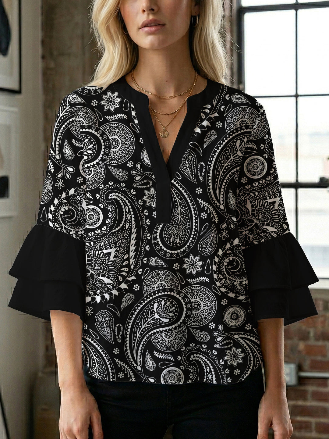 Damen Bluse mit voluminösen Flügelärmel und intensivem Blattmuster EB