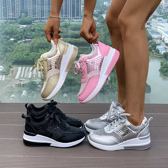 Damen stylische Keil-Sneaker mit metallischer Optik großflächigen Ziersteinen und gepolstertem Komfortfußbett EB