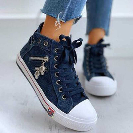 Damen nan hoher Sneaker in Jeansoptik mit seitlichem Reißverschluss und dekorativen Anhängern EB