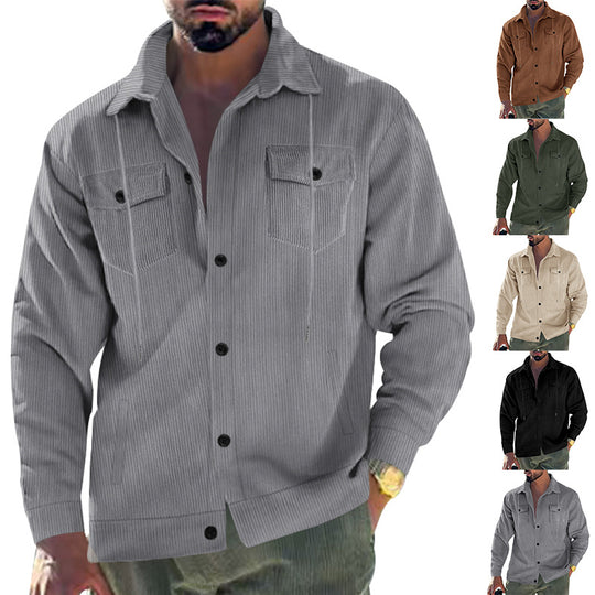 Herren nan Cordjacke mit Stehkragen, Kordelzug, durchgehender Knopfleiste und aufgesetzten Brustklappen EB