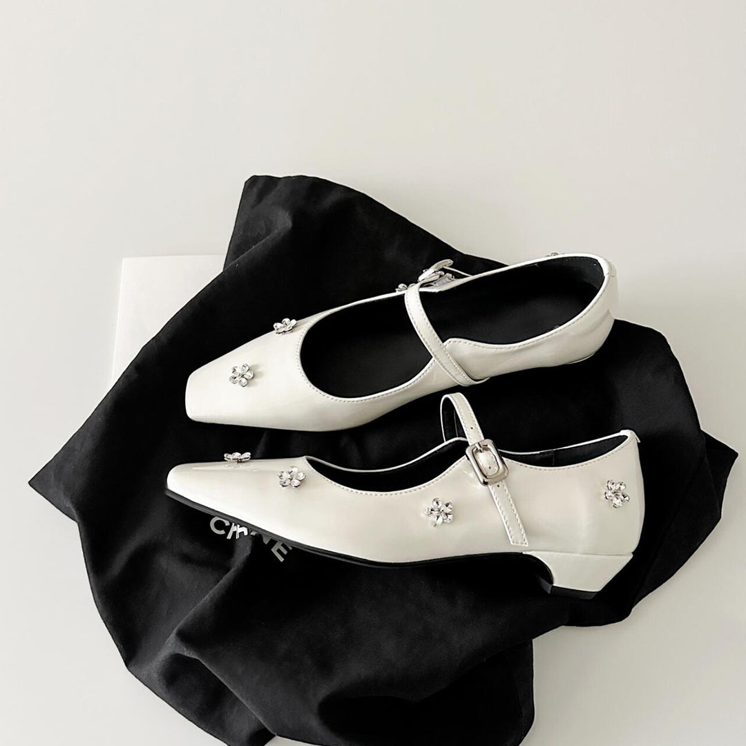 Damen Ballerina-Schuhe mit verziertem Riemen und glänzenden Applikationen EB