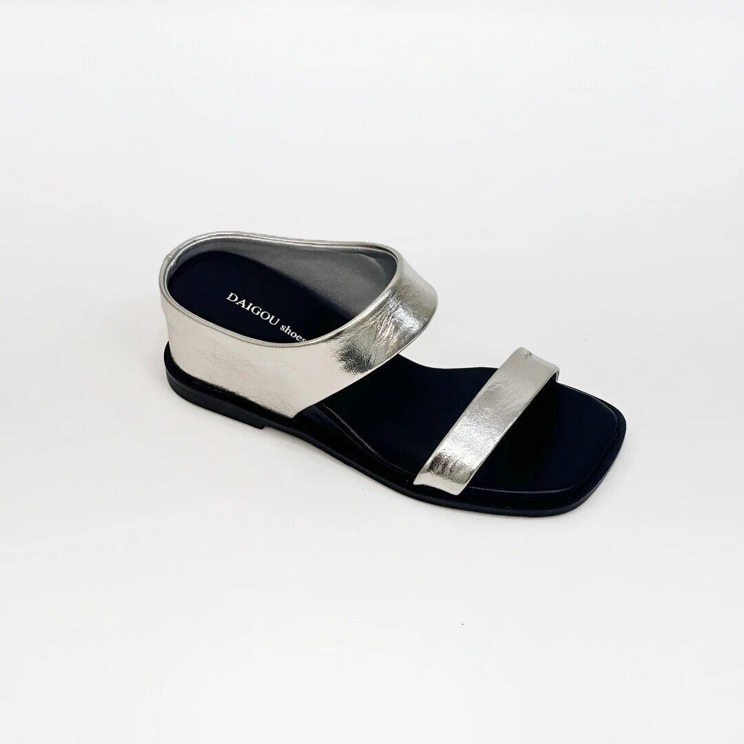 Damen Elegante Sandalen mit breitem Metallriemen und komfortablem Fußbett EB