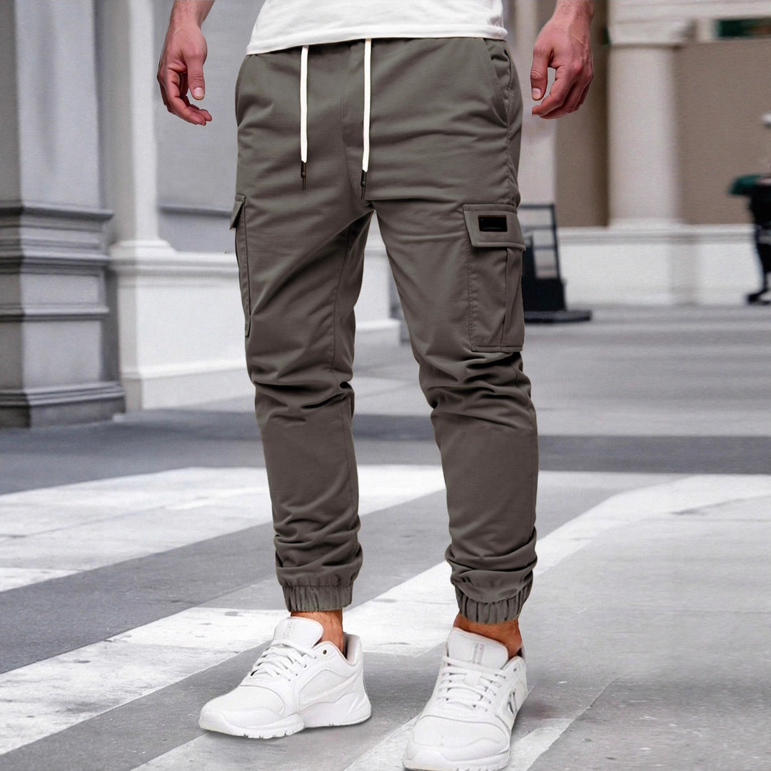 Herren nan tapered Freizeit-Cargohose mit aufgesetzten Klapptaschen, Tunnelzugbund und elastischen Beinabschlüssen EB