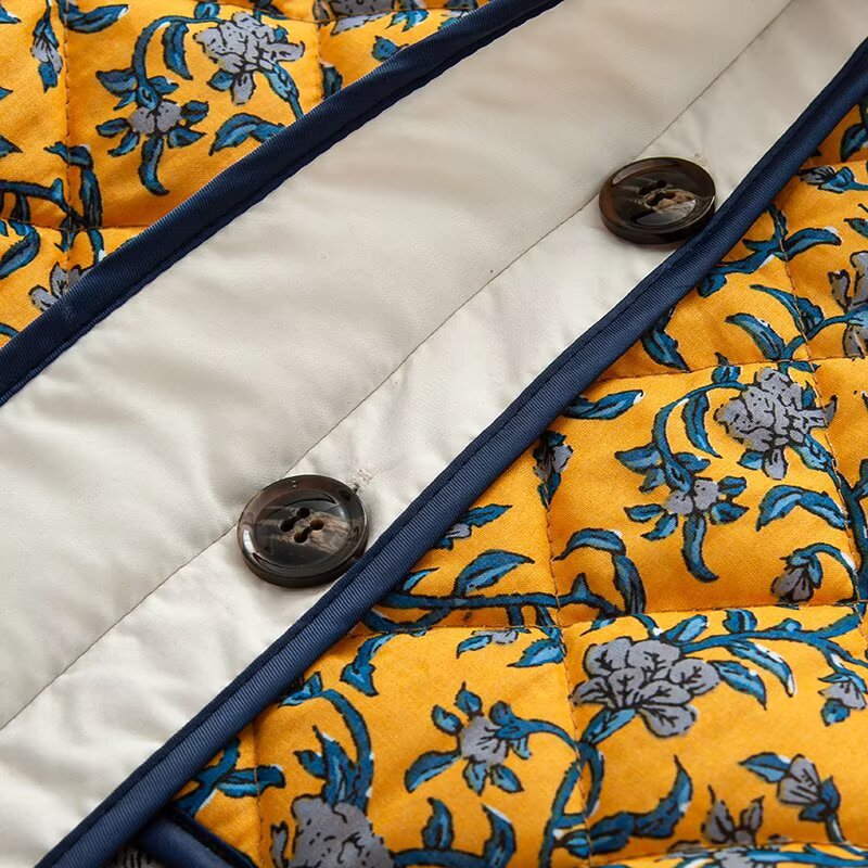 Damen außergewöhnliche Steppjacke mit floralen Mustern und praktischen Taschen EB