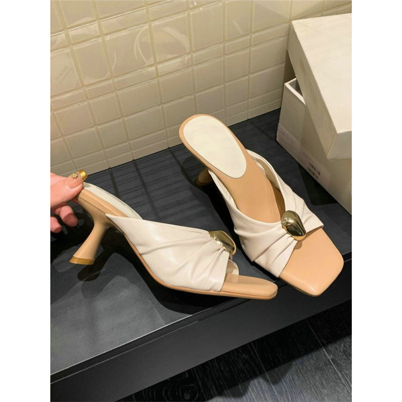 Damen elegantes Mules mit Raffungen und schickem Schmuckdetail EB