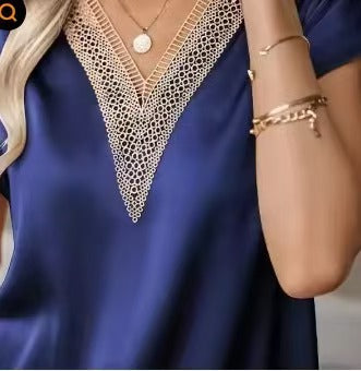 Damen Satin Bluse mit elegantem V-Ausschnitt und raffinierten Spitzenakzenten EB