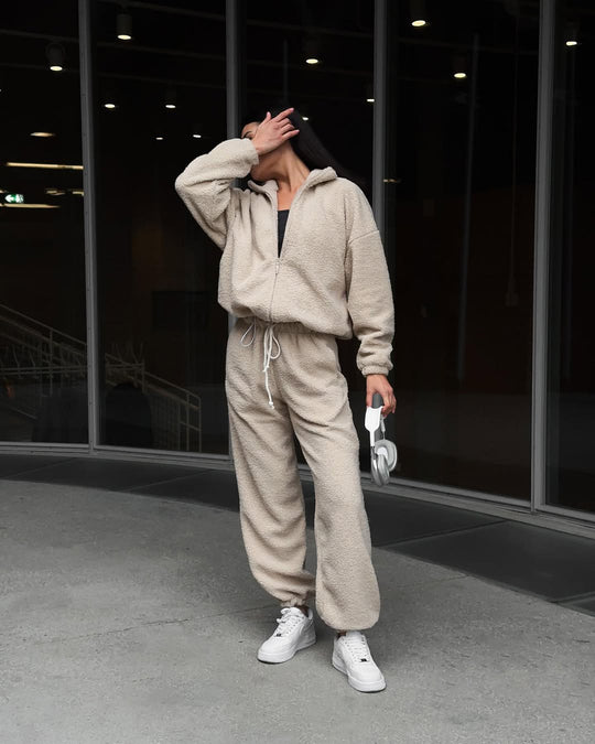 Damen Teddy-Fleece-Loungewear Set mit halbem Reißverschluss elastischem Tunnelzugbund und weitem Bein Eichborn Berlin