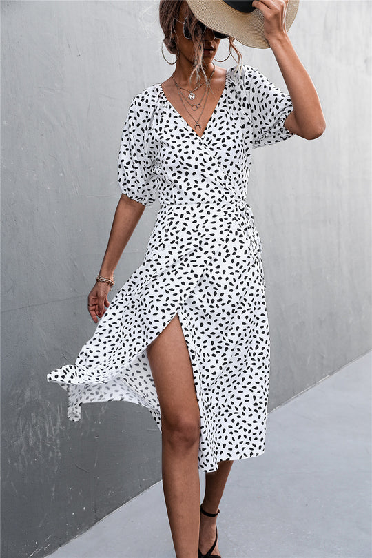 Damen Wickelkleid mit eleganten Puffärmeln und modernem Muster EB