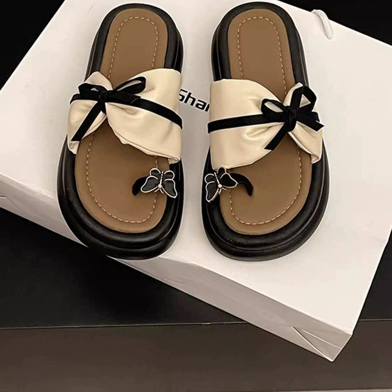 Damen elegante Sandalen mit modernen Schleifenakzenten und zarten Schmetterlingsanhängern EB