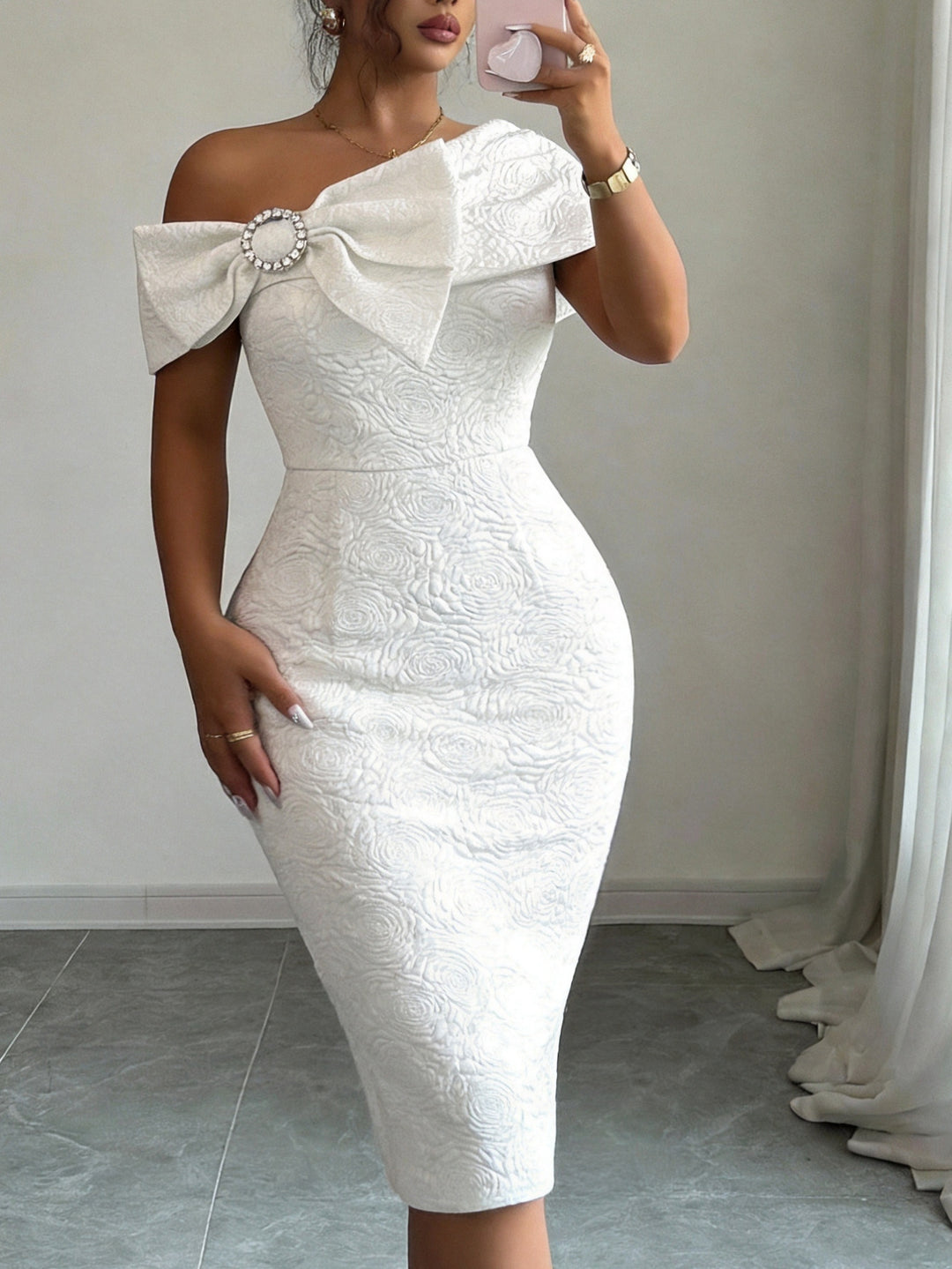 Damen elegantes Etuikleid mit schicker Rüschenapplikation EB