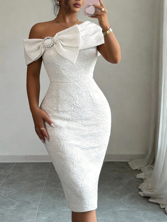 Damen elegantes Etuikleid mit schicker Rüschenapplikation EB