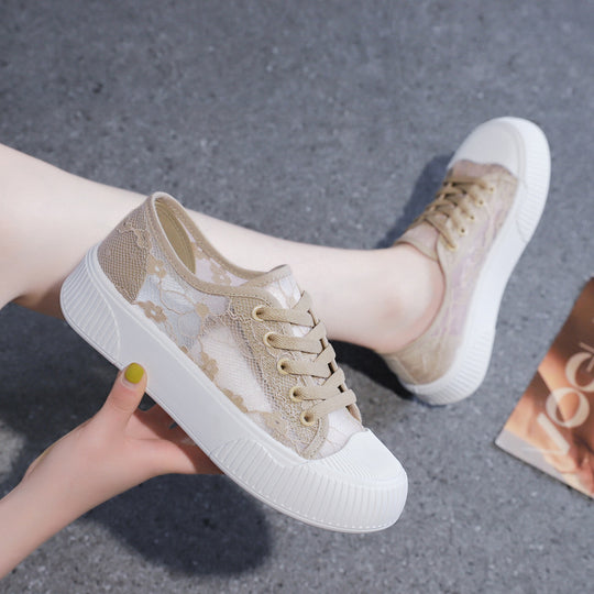 Damen Sneaker mit zartem Spitzeneinsatz und bequemer Sohle EB