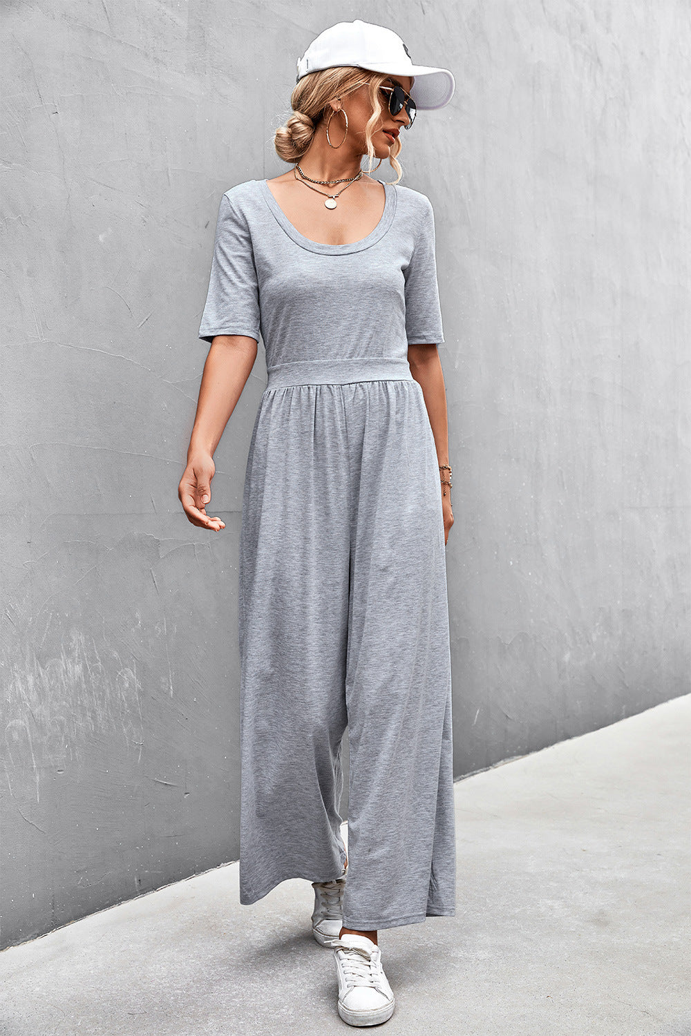 Damen Jumpsuit mit weitem Bein und elegantem Rundhalsausschnitt EB