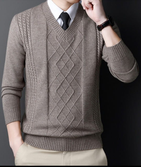 Herren V-Ausschnitt Pullover im modernen Zopfmuster EB