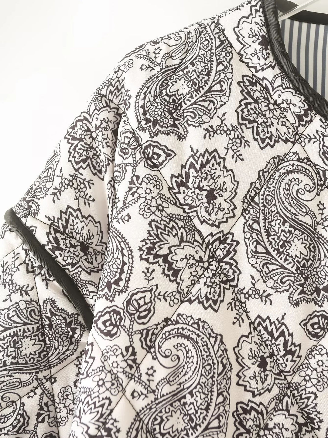 Damen modische Quiltjacke mit einzigartigem Paisleymuster EB