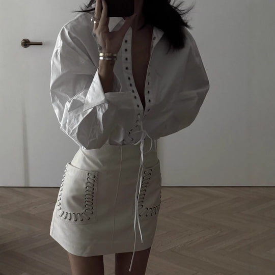 Damen Bluse mit eleganter Schnürung und modernem Kragen EB