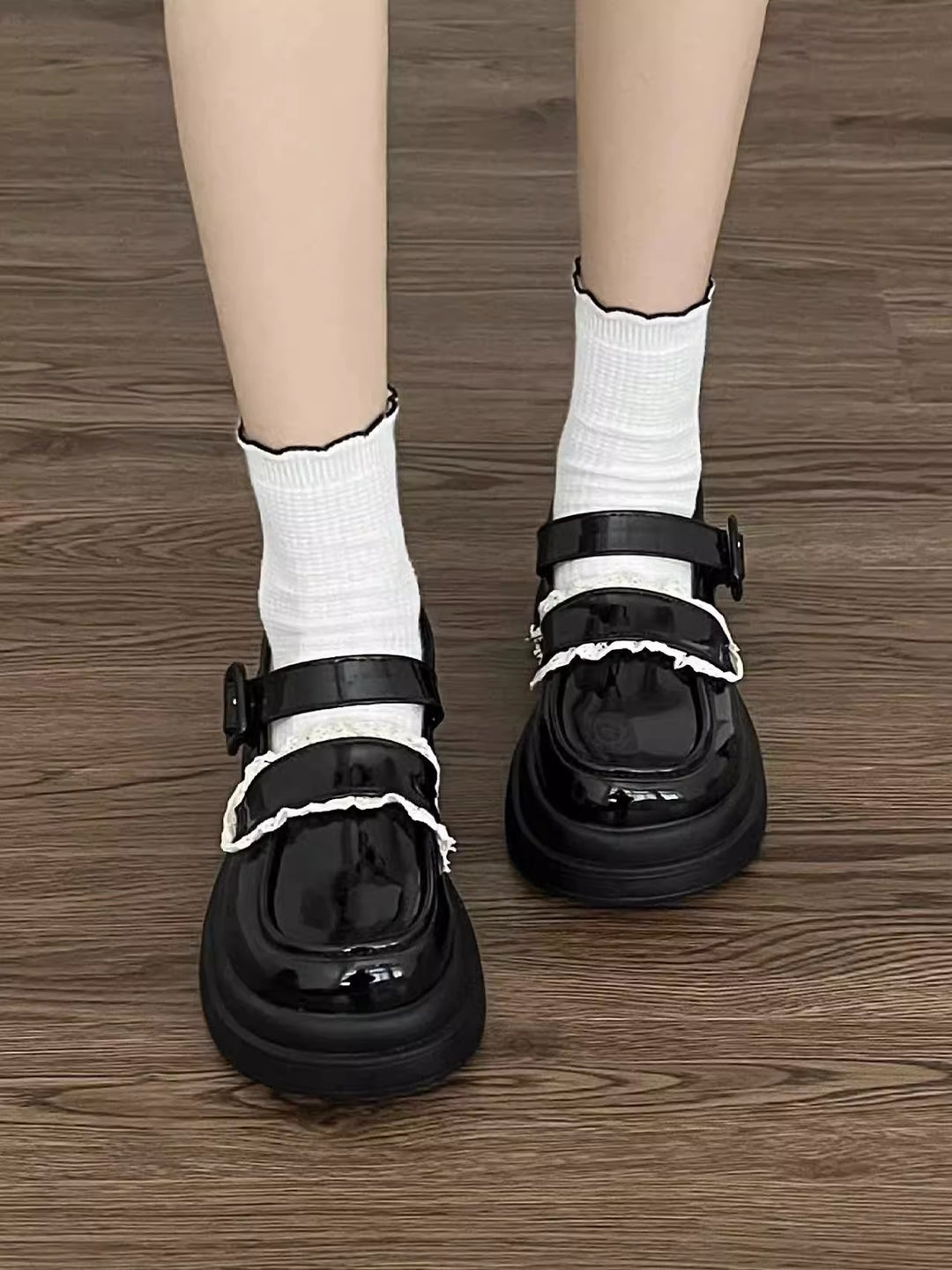 Damen Modische Ballerinas mit verstellbarem Riemen und elegantem Perlendetail EB