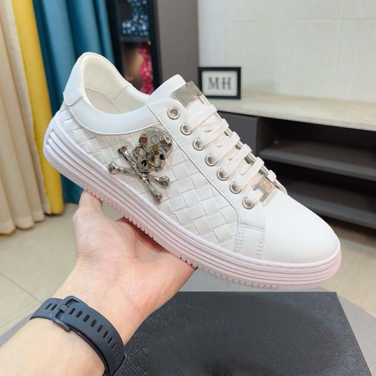 Damen modische Sneakers mit geflochtenem Design und auffälligem Totenkopf-Element EB