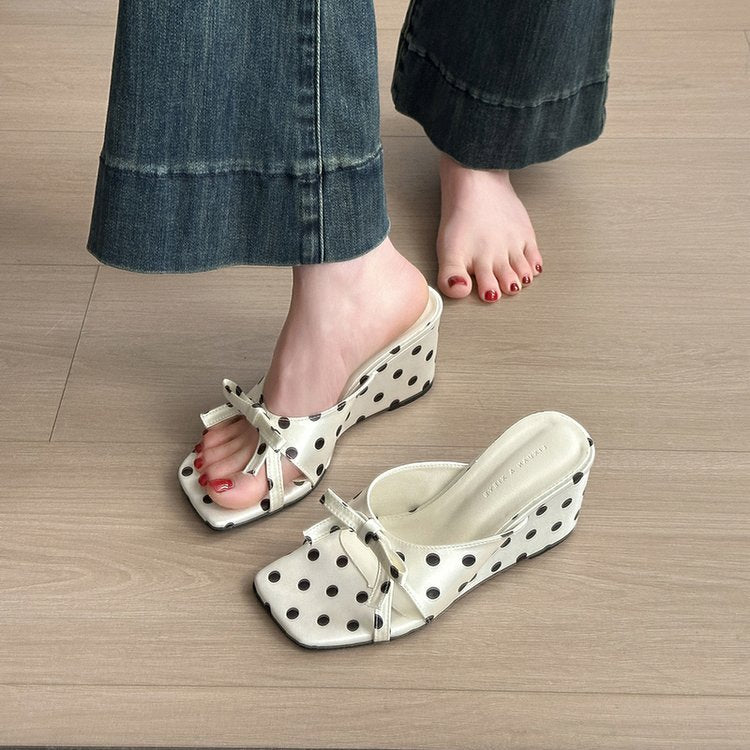 Damen elegante Mules mit gepunktetem Design und zartem Schleifenakzent EB
