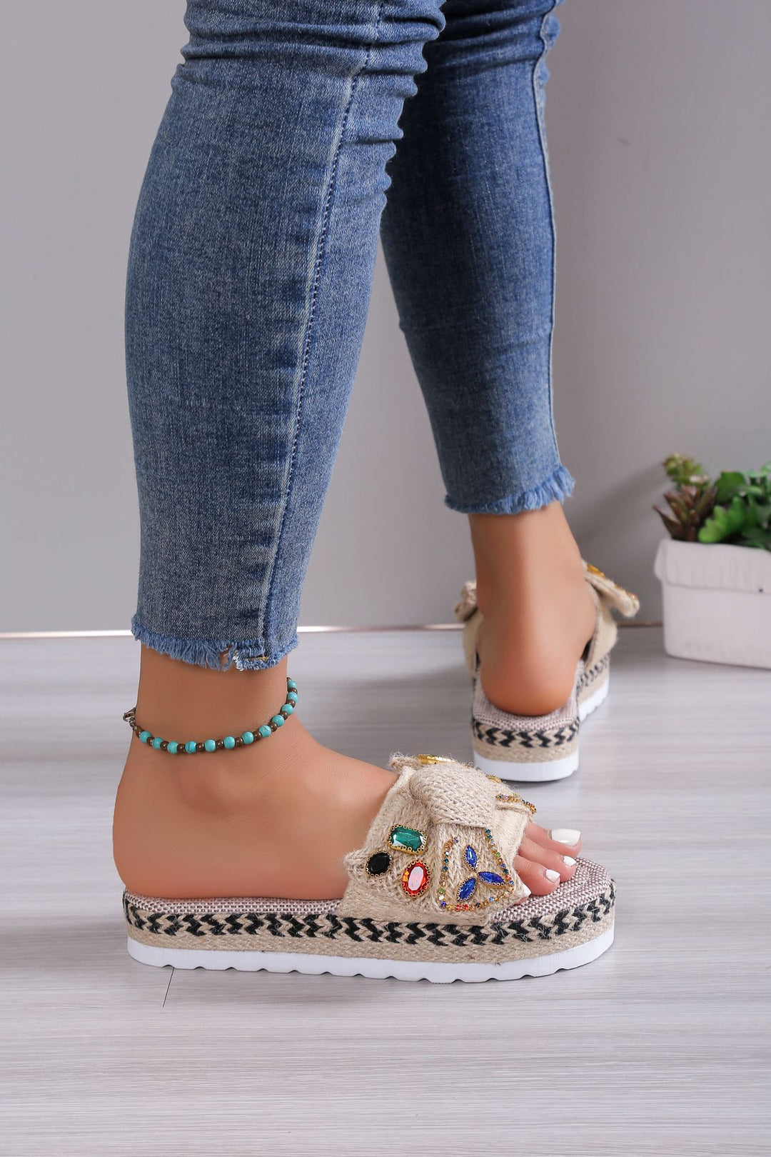Damen Wedge-Pantoletten mit eleganter Schleifenverzierung und funkelnden Schmucksteinen EB