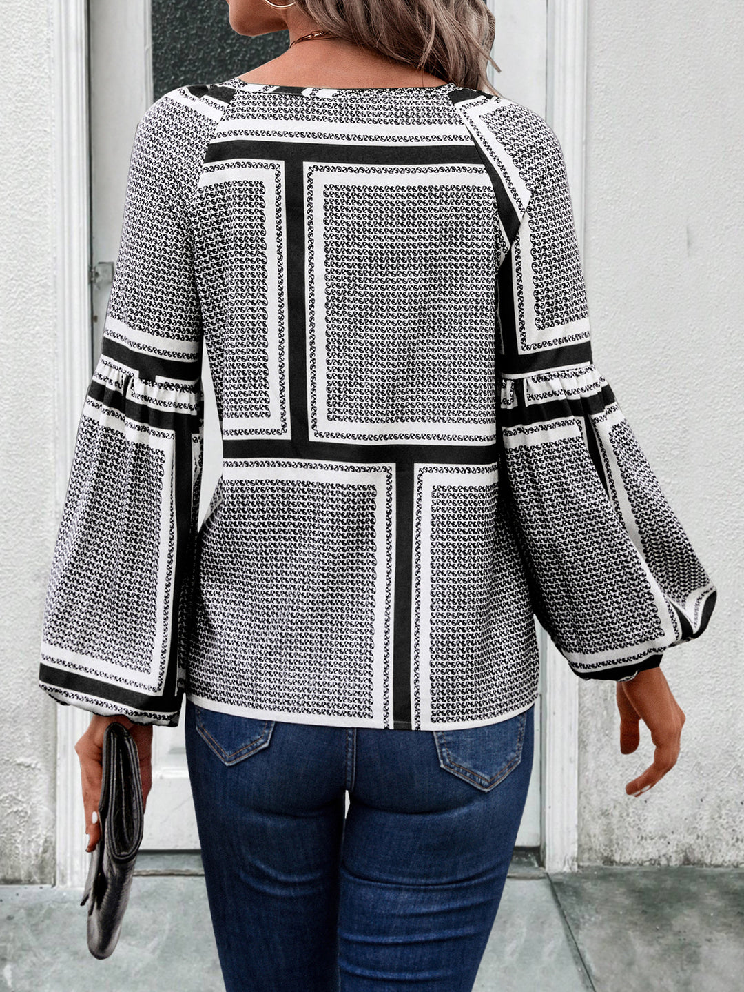 Damen Bluse mit eleganten Rüschendetails und modernem Muster EB