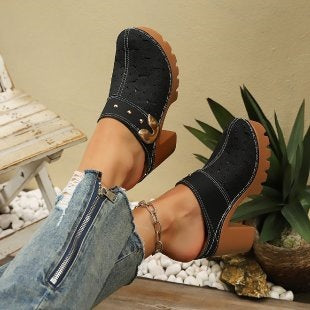Damen Komfortable und stylische Clogs mit dekorativem Anhänger EB