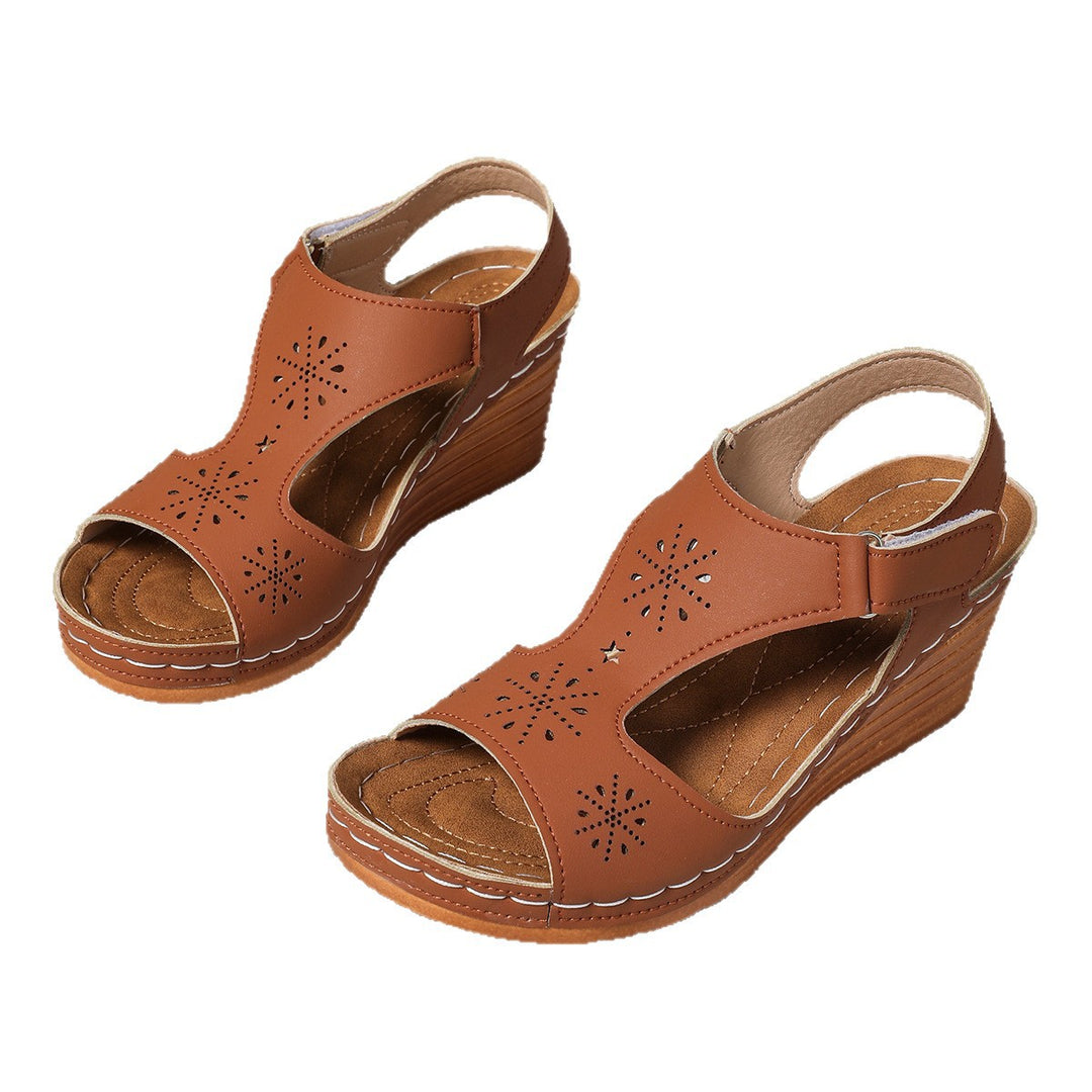 Damen Wedge-Sandalen mit luftigen Cut-Outs und verstellbarem Riemen EB