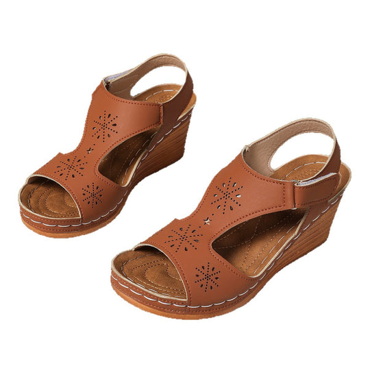 Damen Wedge-Sandalen mit luftigen Cut-Outs und verstellbarem Riemen EB