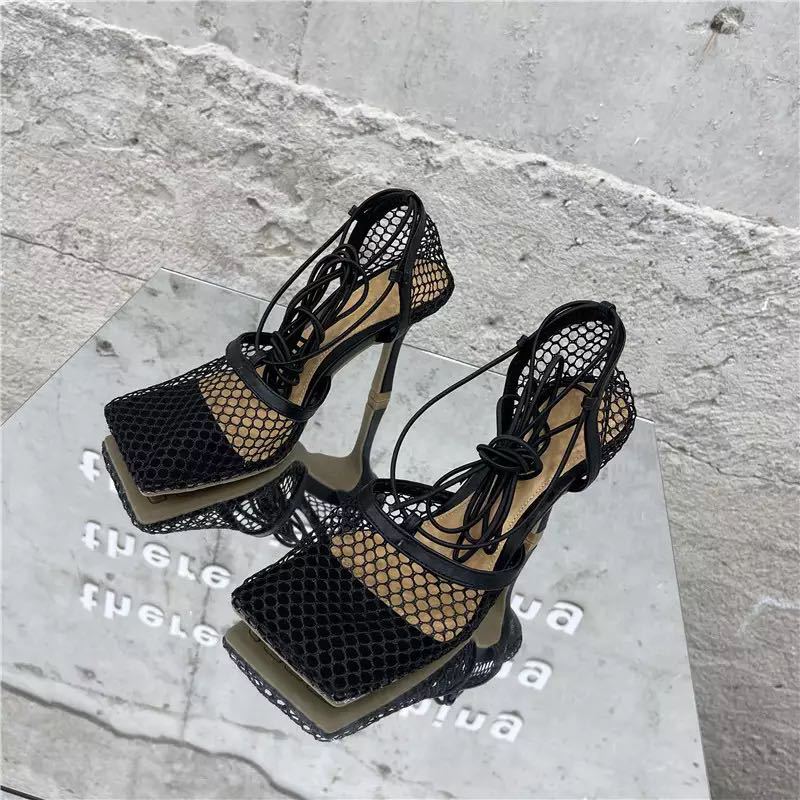 Damen nan luftige Netz-Sandalette mit quadratischer Zehenbox und Wickelschnürung EB
