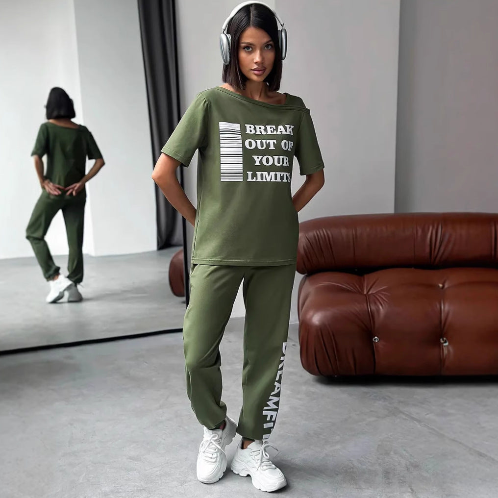Damen lässiges Lounge-Set mit Cut-Out Schulter und Statement-Print Eichborn Berlin