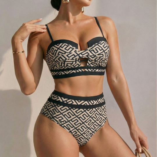 Damen Hoch geschnittener Bikini mit trendigem Cut-Out und geometrischem Muster EB