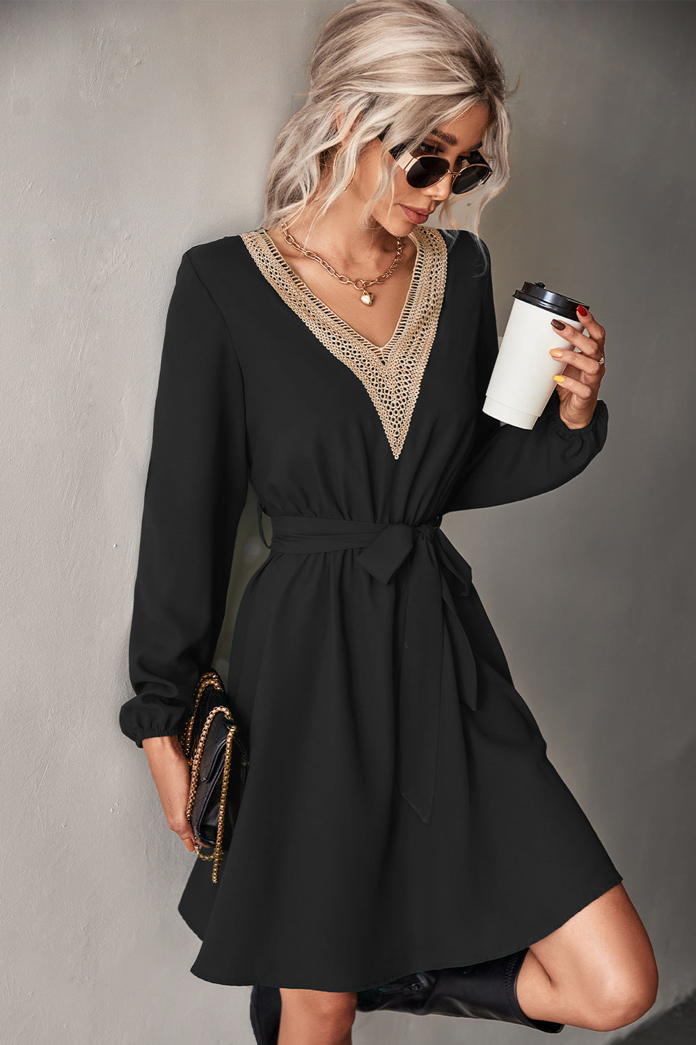 Damen elegantes Kleid mit V-Ausschnitt, Rüschendetails und Taillengürtel EB