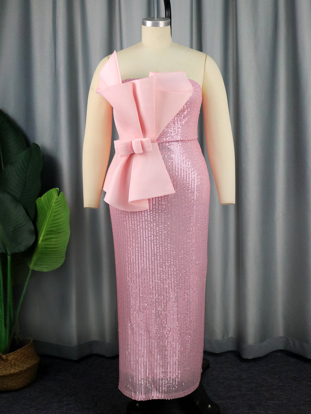 Damen Glänzendes Abendkleid mit asymmetrischem Schnitt und voluminöser Schleifen-Applikation EB