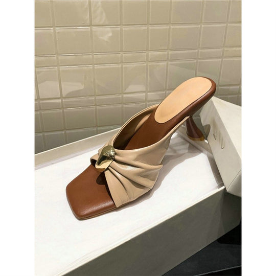 Damen elegantes Mules mit Raffungen und schickem Schmuckdetail EB
