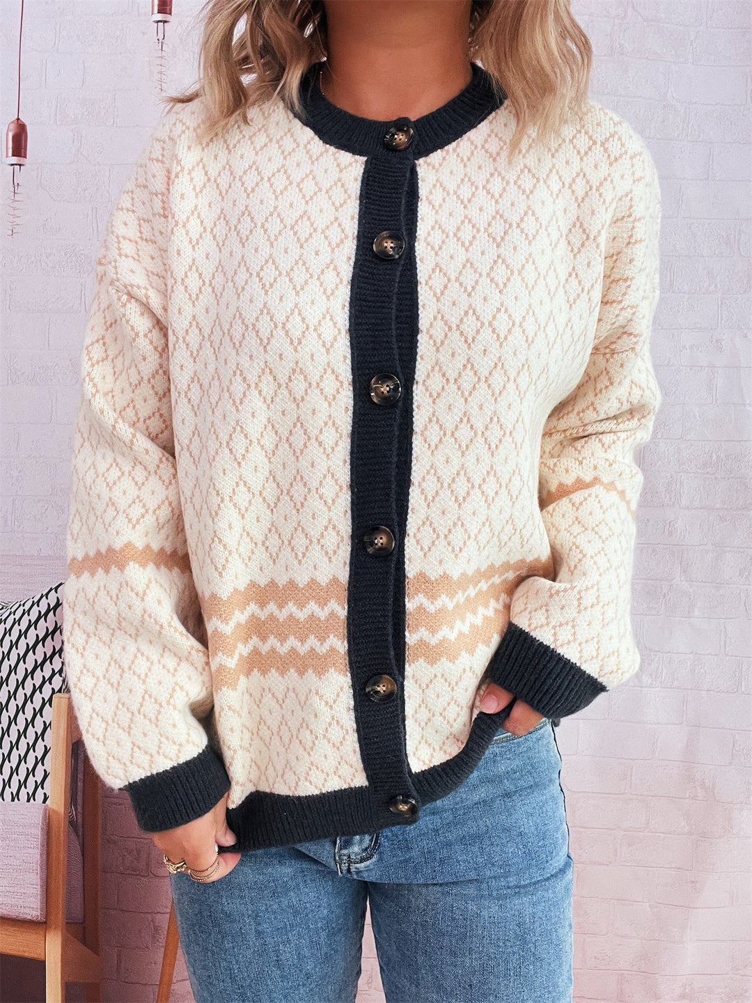 Damen Strickjacke mit vielseitigem Muster und eleganten Knopfdetails EB