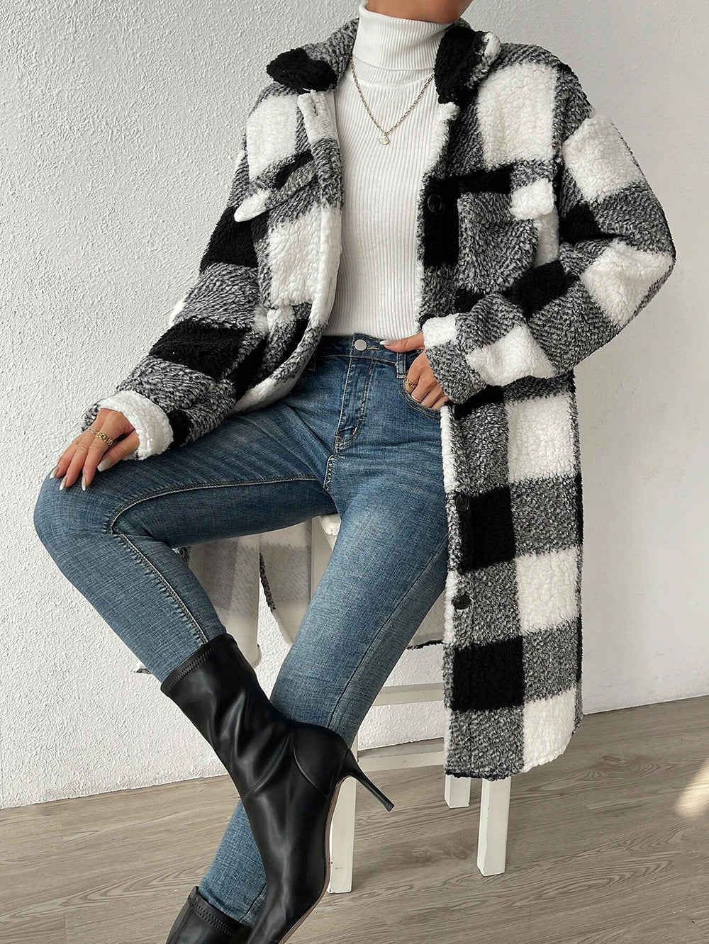 Damen Kuscheljacke aus weichem Plüsch mit kariertem Design EB