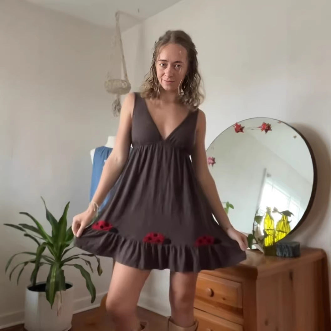 Damen nan kurzes Trägerkleid mit tiefem V-Ausschnitt, Empire-Taille und Marienkäfer-Stickerei EB