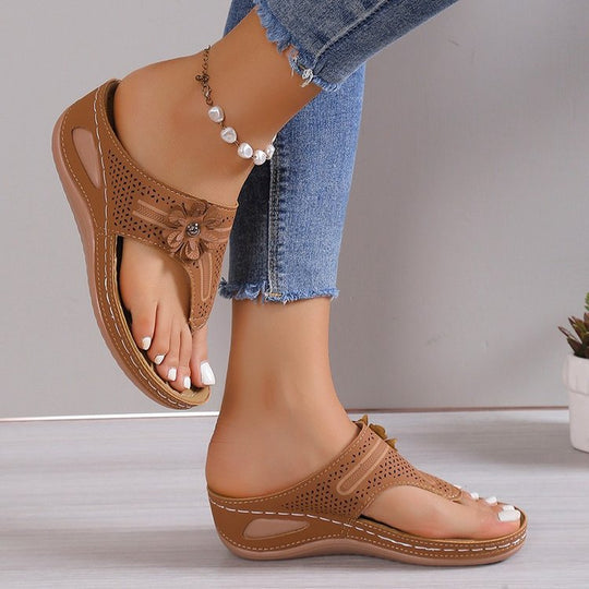 Damen Komfortable Zehentrenner-Sandalen mit floralem Akzent und ergonomischem Fußbett EB