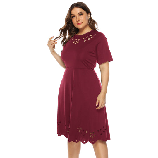 Damen elegantes Kleid mit Ausschnitt und Rüschensaum EB