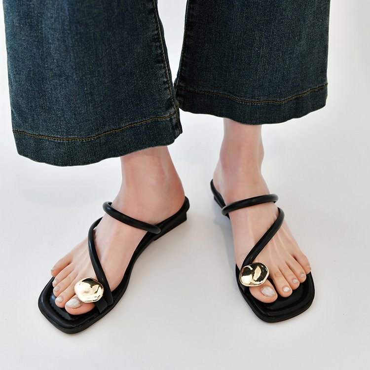 Damen modische Sandaletten mit elegantem Riemendesign und auffälligem Schmuckdetail EB