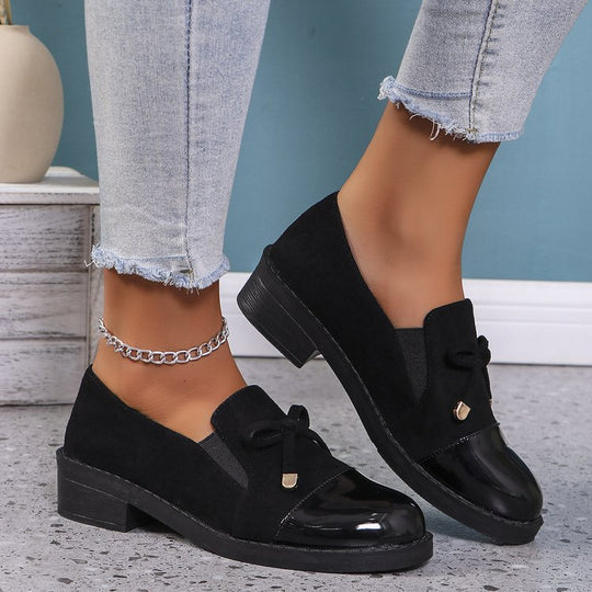 Damen Lack- und Wildlederslipper mit Zierschleife und niedrigem Blockabsatz EB