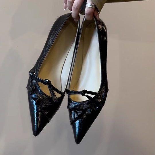 Damen spitze Pumps mit verspieltem Rüschendetail und elegantem Bindeband EB