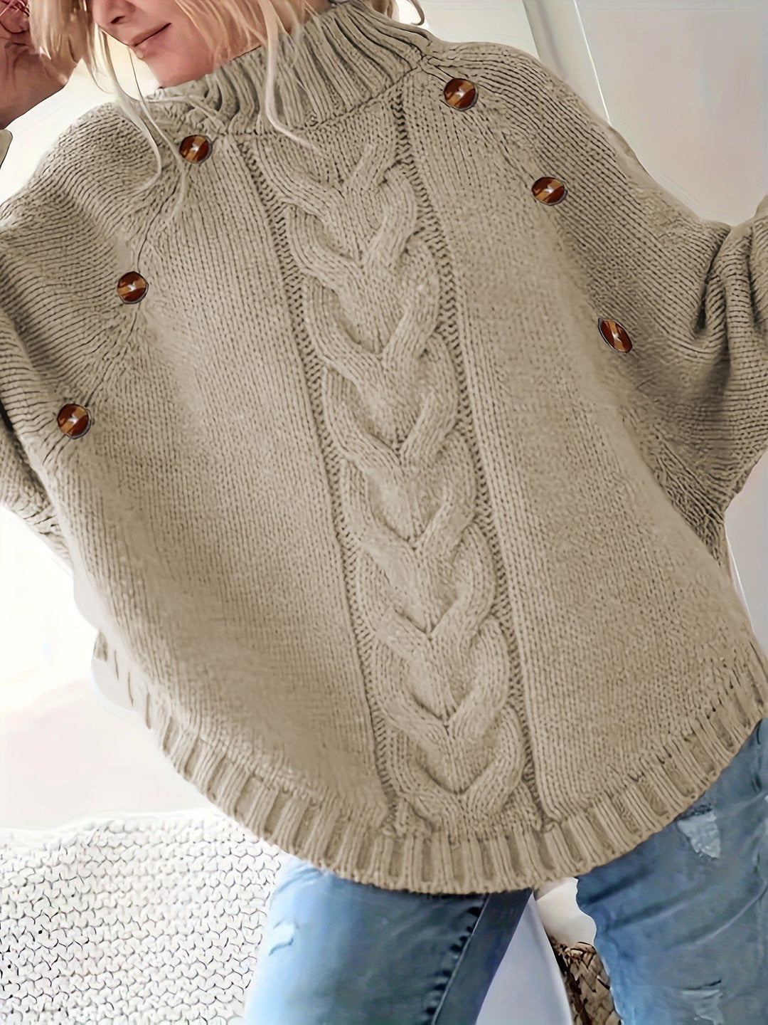 Damen Oversized Strickpullover mit Hochkragen und dekorativen Knopfdetails EB