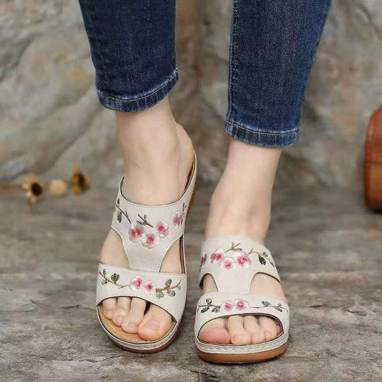 Damen Bequeme und stilvolle Sandalen mit floralen Applikationen EB