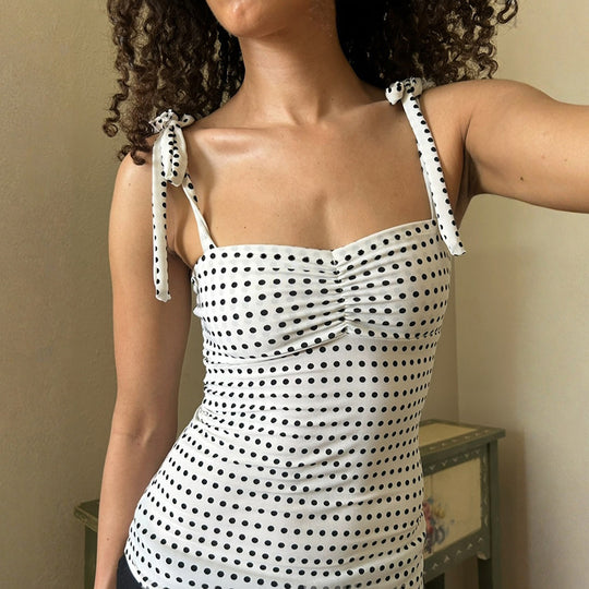 Damen Polka-Dot Top mit zartem Rüschen-Detail und verstellbaren Trägern EB