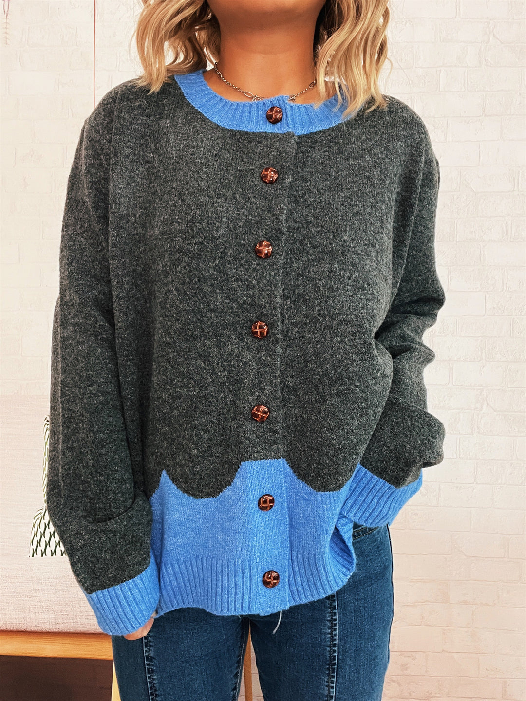 Damen lässige Strickjacke mit buntem Kontrast und eleganten Knopfdetails EB