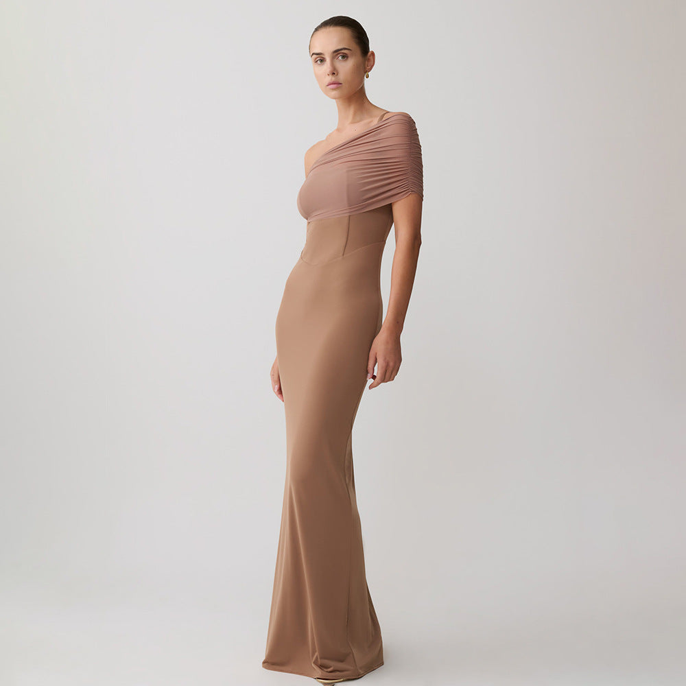 Damen Elegantes und figurbetontes Maxikleid mit einem Schulterdesign und sanften Raffungseffekten EB